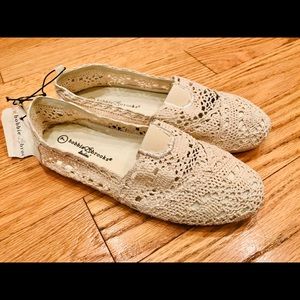 Lace leaves  slip on shoes